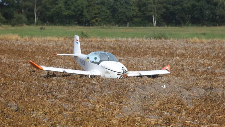 Vliegtuig crasht in weiland bij Breda Airport. Foto: GinoPress / Alexander Vingerhoeds