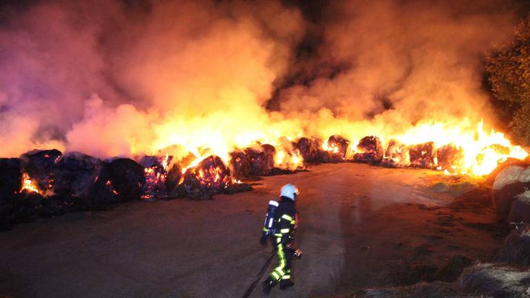 Zo'n honderd hooibalen in brand in Rijen. Foto: Jeroen Stuve / Stuve Fotografie