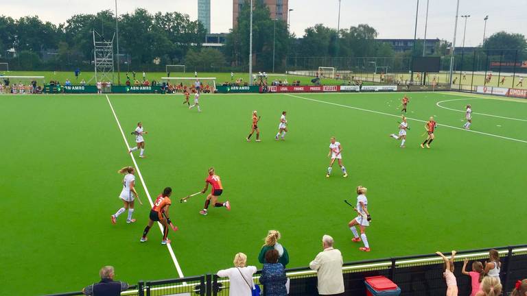 De dames van Oranje-Rood in actie op hun nieuwe complex (foto: Twan Spierts)