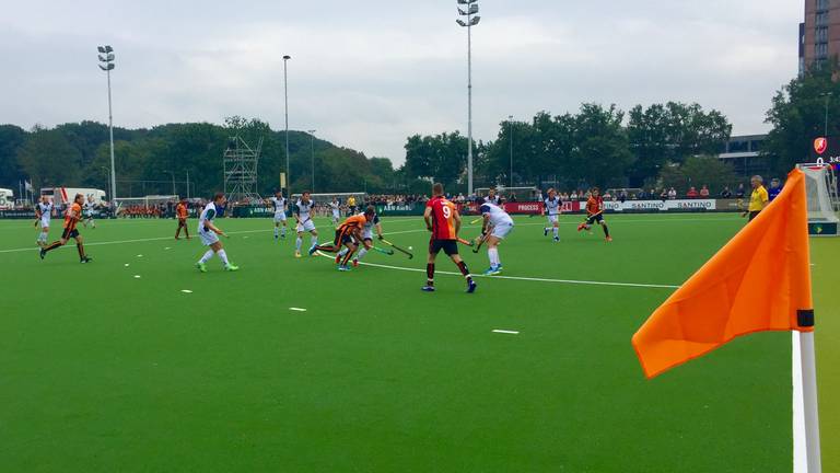 De heren van Oranje-Rood in hun eerste wedstrijd (foto: Twan Spierts)