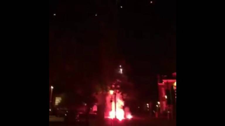 Vuurwerk bij het hotel waar Atlético Madrid verblijft. (Beeld: Vak T/Facebook)