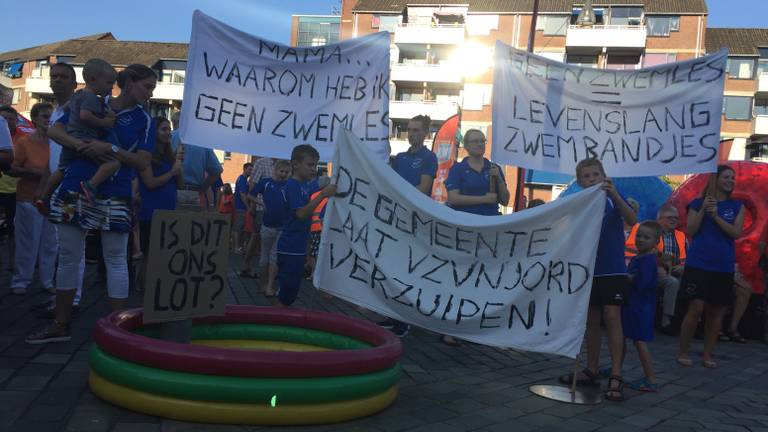 Protest in Veldhoven voor het behoud van het zwembad