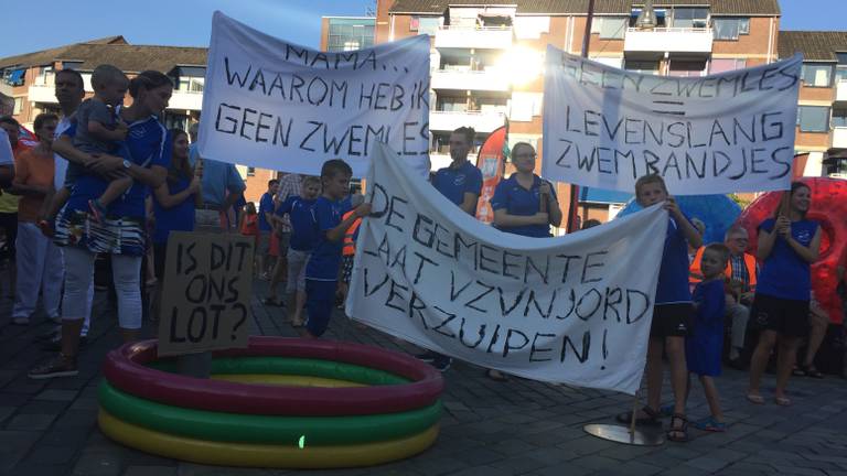 Protest Tegen Sluiting Zwembad Den Ekkerman In Veldhoven Omroep Brabant
