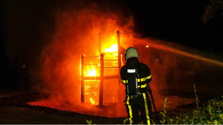 Het speeltoestel ging in vlammen op. (Foto: Mathijs Bertens/Stuve Fotografie)