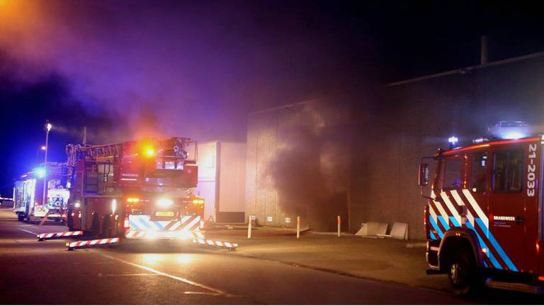 Bij de brand kwam veel rook vrij. (Foto: Bart Meesters/Meesters Multi media)