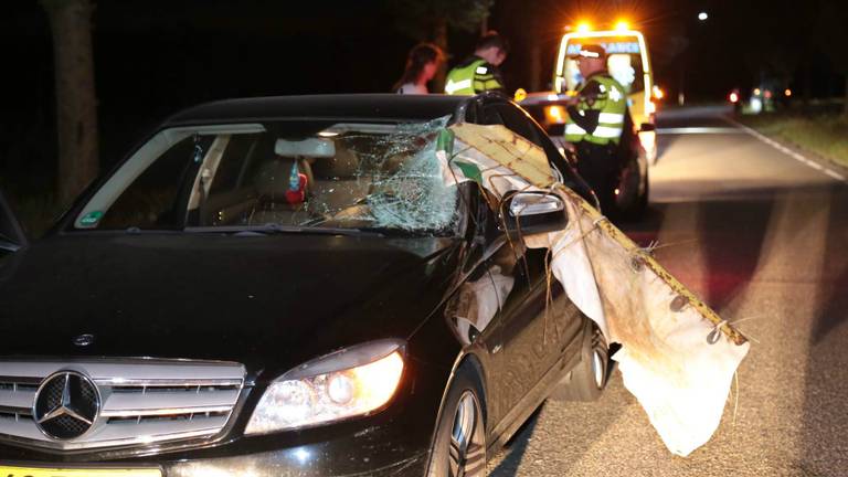 De automobilist heeft geluk gehad. (Foto: Maickel Keijzers/ Hendriks Multi Media)