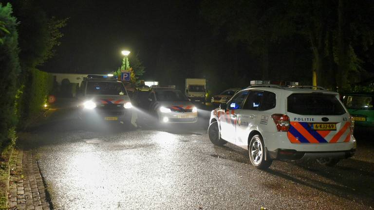 De politie kwam met tien auto's om de rust te herstellen. (Foto: Toby de Kort/De Kort Media)