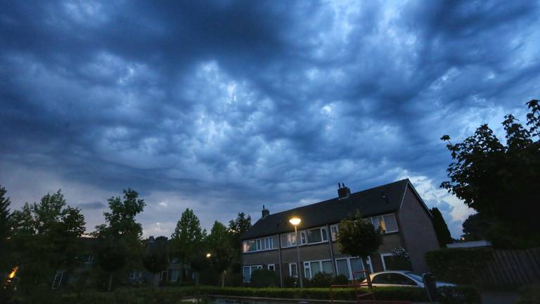 Een dreigende lucht boven Bladel. (Foto: SQ Vision)