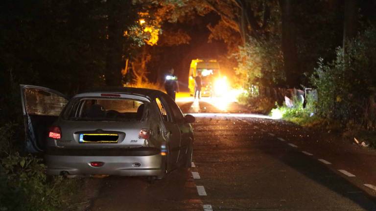 De auto raakte flink beschadigd. (Foto: Maikel Keijzers/Hendriks Multi Media)