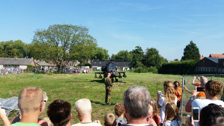 Apache-helikopter landt midden in het dorp