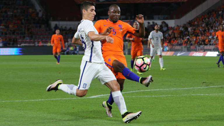 Jetro Willems in actie tegen Griekenland. (Foto: Martijn de Bie)