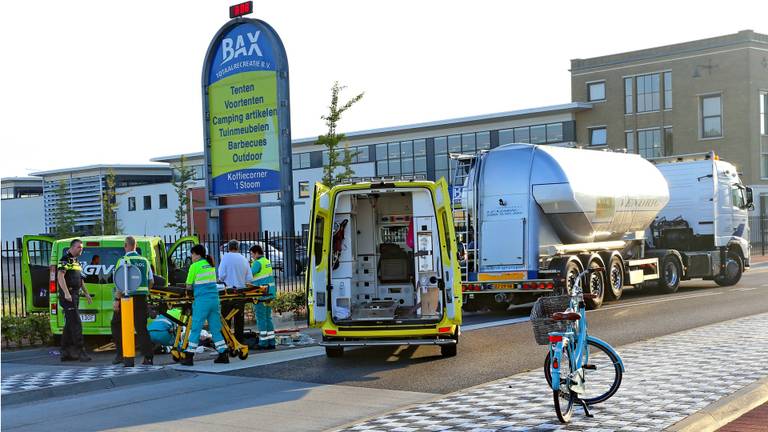 De vrouw is behandeld en met een ambulance naar een ziekenhuis gebracht. (Foto: SQ Vision)