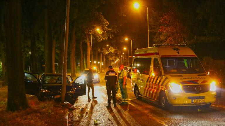 De auto kwam tegen een lantaarnpaal tot stilstand. (Foto: Gabor Heeres/SQ Vision)