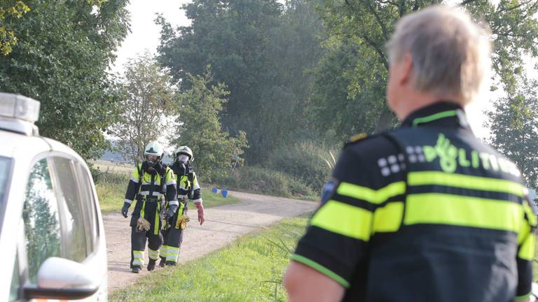 De politie heeft de straat afgezet. (Foto: Maickel Keijzers/Hendriks MultiMedia)