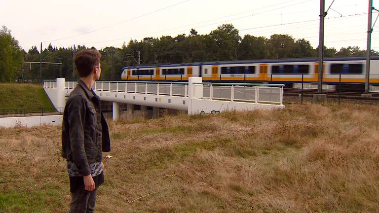 Dorpsraadvoorzitter Remco van Dooren op de plek van het toekomstige treinstation.