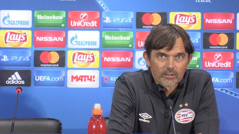 Phillip Cocu op de afsluitende persconferentie. 