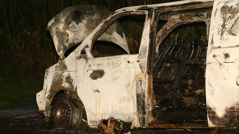 Bestelbusje uitgebrand in Nuenen. (foto: Gabor Heeres/SQ Vision)