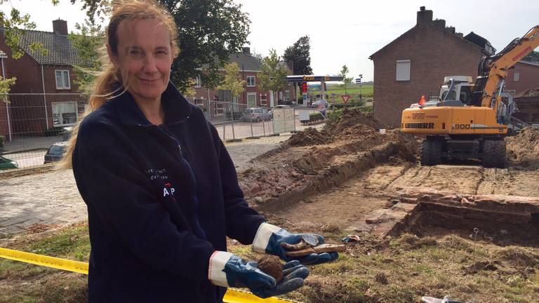 Archeologe Mina Jordanov met de gevonden voorwerpen bij de Bult van Pars (Foto: Erik Peeters)