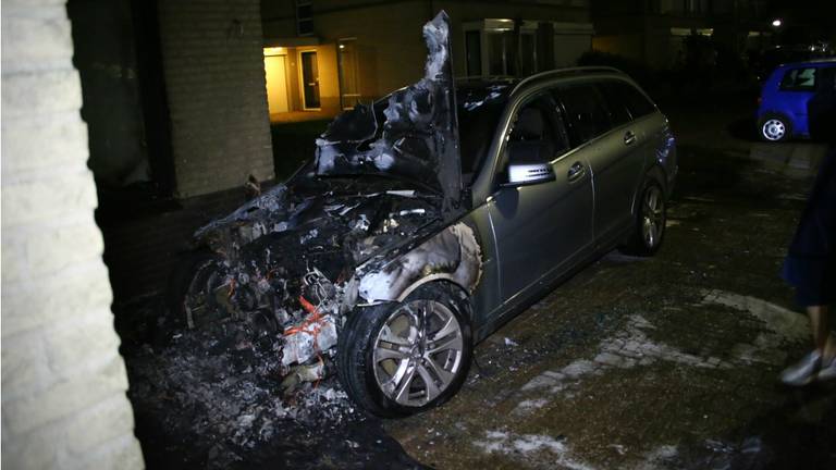 De auto ging in vlammen op. (Erik Haverhals/FPMB)