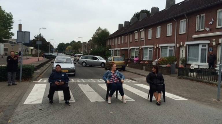 Bewoners van de Meidoornstraat besloten uit protest met hun stoelen de straat te blokkeren.