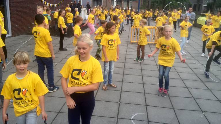 Schoolkinderen in Liempde enthousiast over touwtjespringen