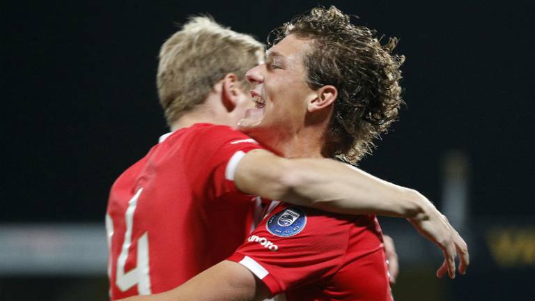 Nikolai Laursen en Sam Lammers vieren de treffer van Jong PSV