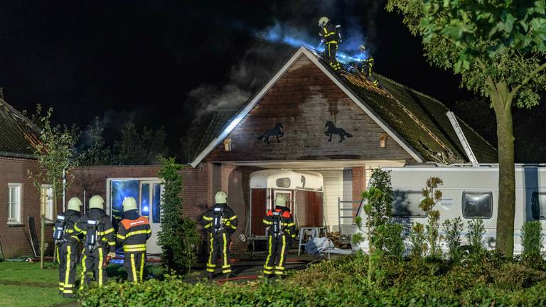 De brandweer kon voorkomen dat het vuur oversloeg naar het huis. (Foto: Jack Brekelmans/Persburo-BMS)