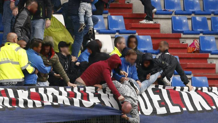 Supporter over de reling (foto: VI Images)