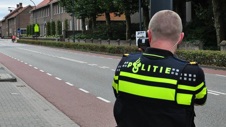 De politie flitst op 'bestelling'. (foto: Marvin Doreleijers/FPMB)