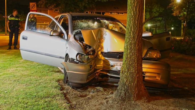 De auto raakte zwaar beschadigd. (Foto: Gabor Heeres/SQ Vision)