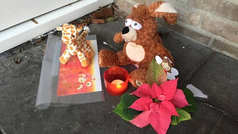 Knuffels bij de flat waar de dode baby destijds werd gevonden