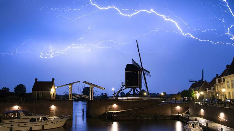 In heel de provincie zullen dinsdag flinke buien ontstaan.