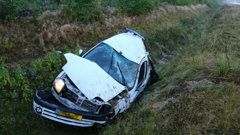 Waarschijnlijk is de auto over de kop geslagen (Foto: Erik Haverhals/Persbureau Midden Brabant)