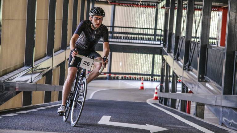 Voor één keer mocht er worden gefietst in de parkeergarage van het ziekenhuis