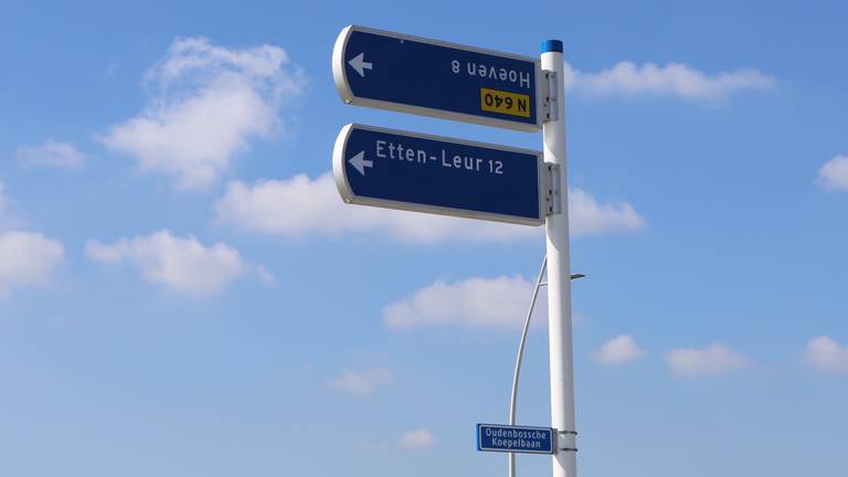 Bewegwijzeringsbord in Hoeven hangt verkeerd om, maar wel in de juiste richting