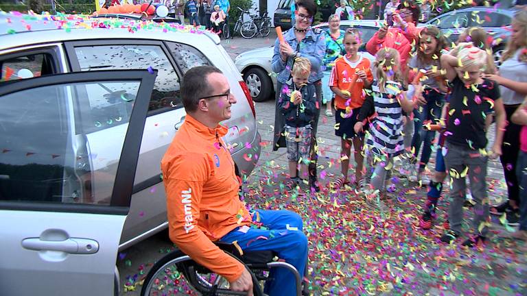 Rolstoelatleet Kenny van Weeghel werd bij thuiskomst verrast met een feestje