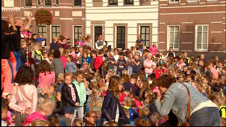 Basisschool in Helmondse wijk Brandevoort begint (al trommelend) met afval scheiden