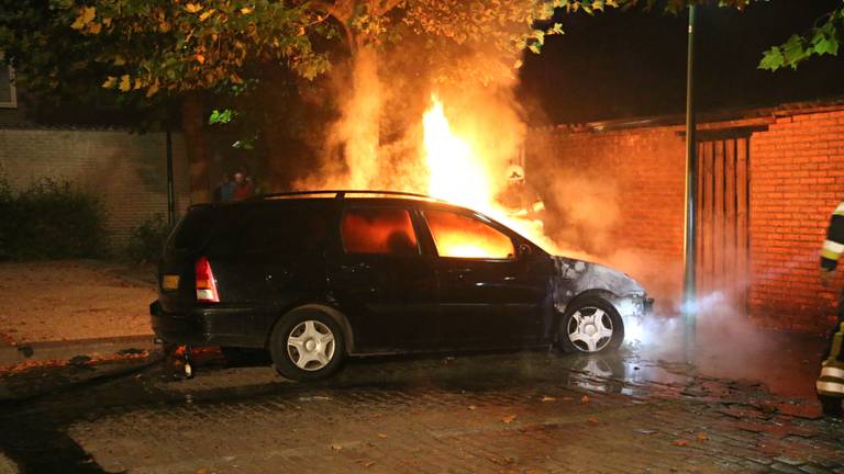 Een autobrand in september 2016 in Grave. (Foto: SK-Media)