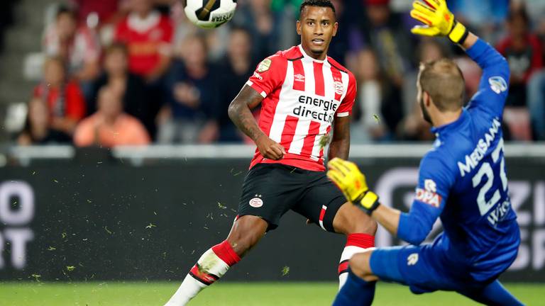 Narsingh stift de 4-0 binnen tegen Roda JC woensdag (Foto VI Images)