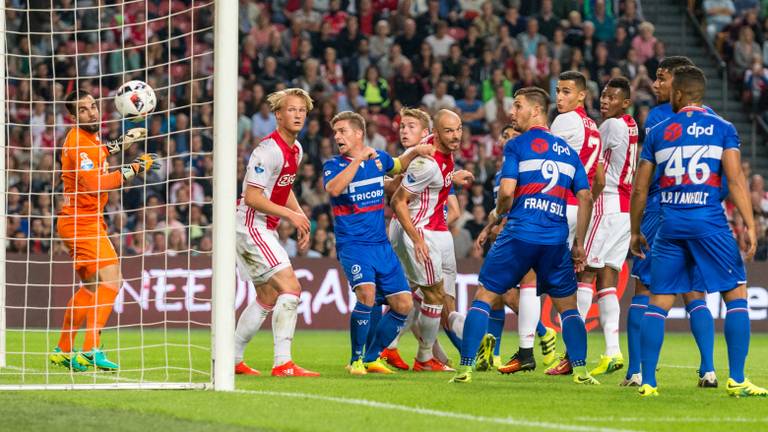 Ajax-debutant De Ligt scoort de 2-0 tegen Willem II (foto: Orange Pictures)