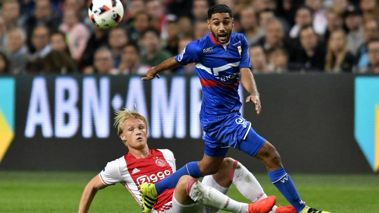 Anouar Kali in duel met Ajax-spits Dolberg. 