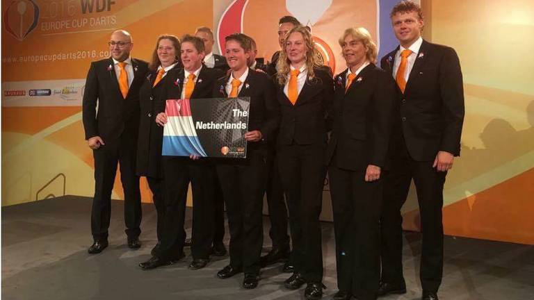 Het Nederlands dartsteam met Anneke Kuijten op de voorgrond. (Foto: Facebook Anneke Kuijten)