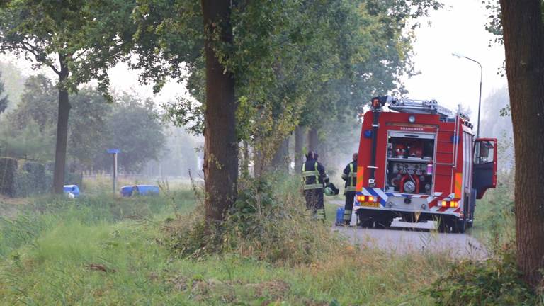 De brandweer onderzoekt wat er in de vaten zit. (Foto: Sander van Gils/SQ Vision)