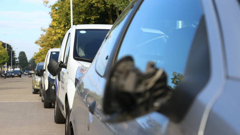 Van verschillende auto's zijn de zijspiegels getrapt (Foto: Gabor Heeres/SQ Vision)