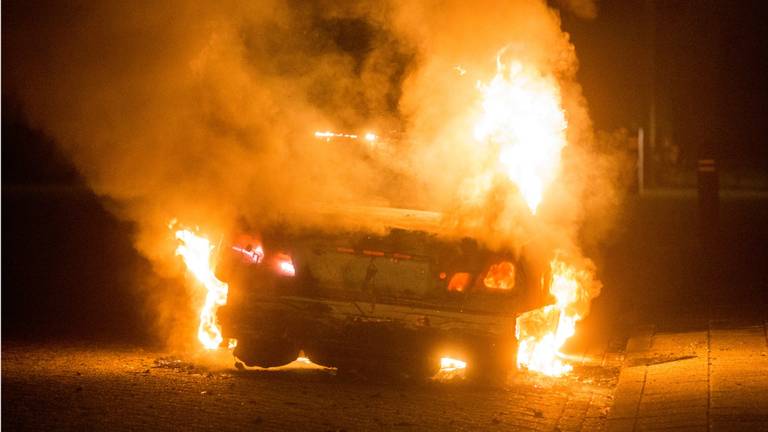 De autobrand in de Emmastraat is de derde van dit weekend. (Foto: Alexander Vingerheoeds/Obscura Foto)