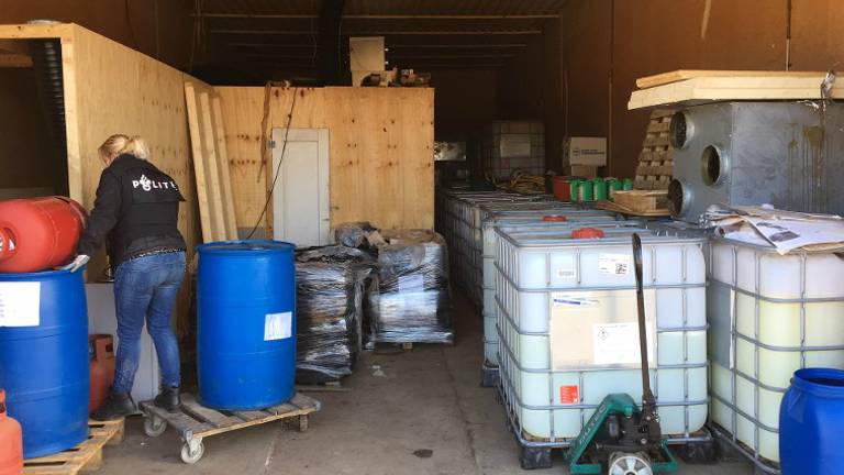 Een agente inventariseert de vondsten. (foto: politie)