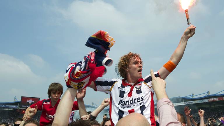Arjan Swinkels op de schouders na zijn laatste wedstrijd voor Willem II (foto: VI Images)