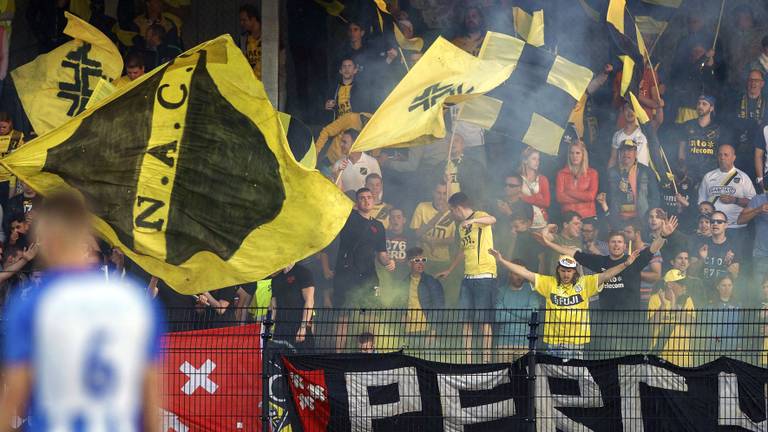 Fans van NAC moeten verplicht per bus naar Amsterdam (foto: VI Images)