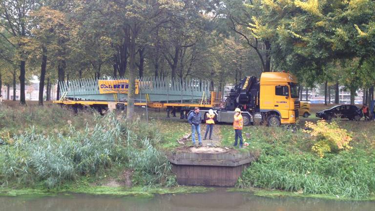 De hennepbrug komt aan op de plek van bestemming bij de TU/e. (Foto Twitter @TUeindhoven)