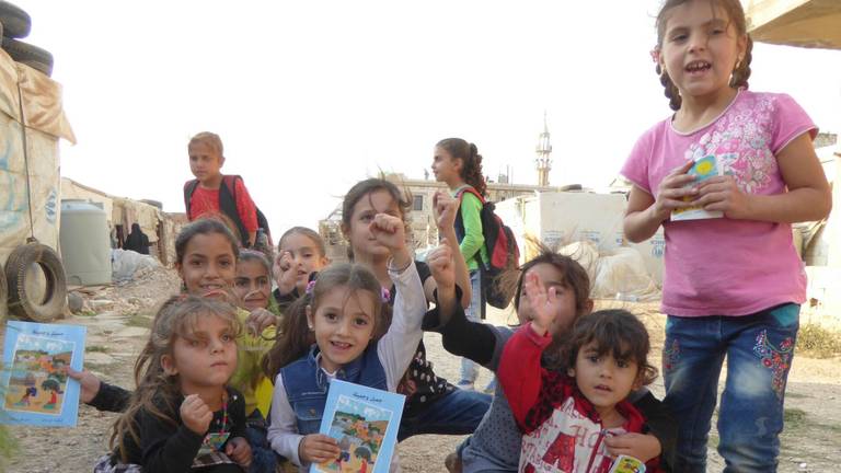 De kinderen zijn blij met de boekenn (foto: Esther van der Ham)